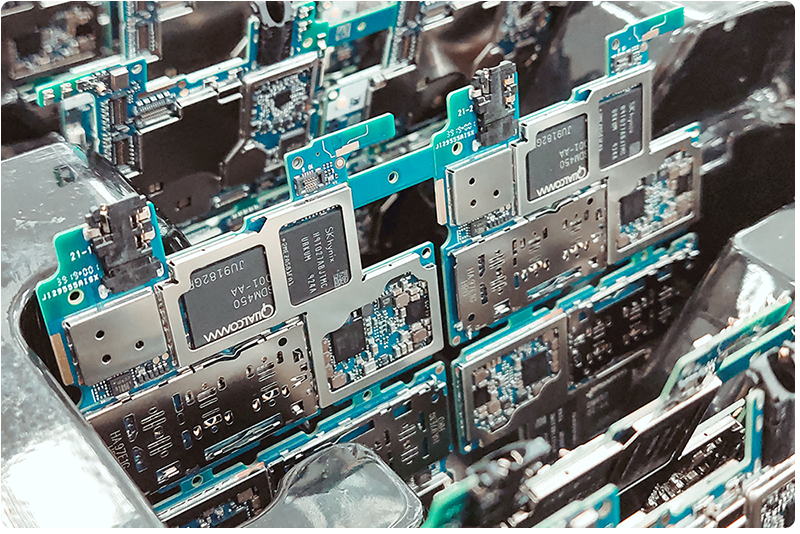 现代化无尘电子车间、自动化SMT生产线、电路板智能硬件堆图，工业冷科技色调，叠加橙色增长折线悬浮窗