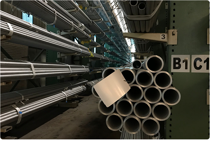 不锈钢管材、五金管件工厂实拍，仓储实景，叠加销量上升趋势悬浮图表